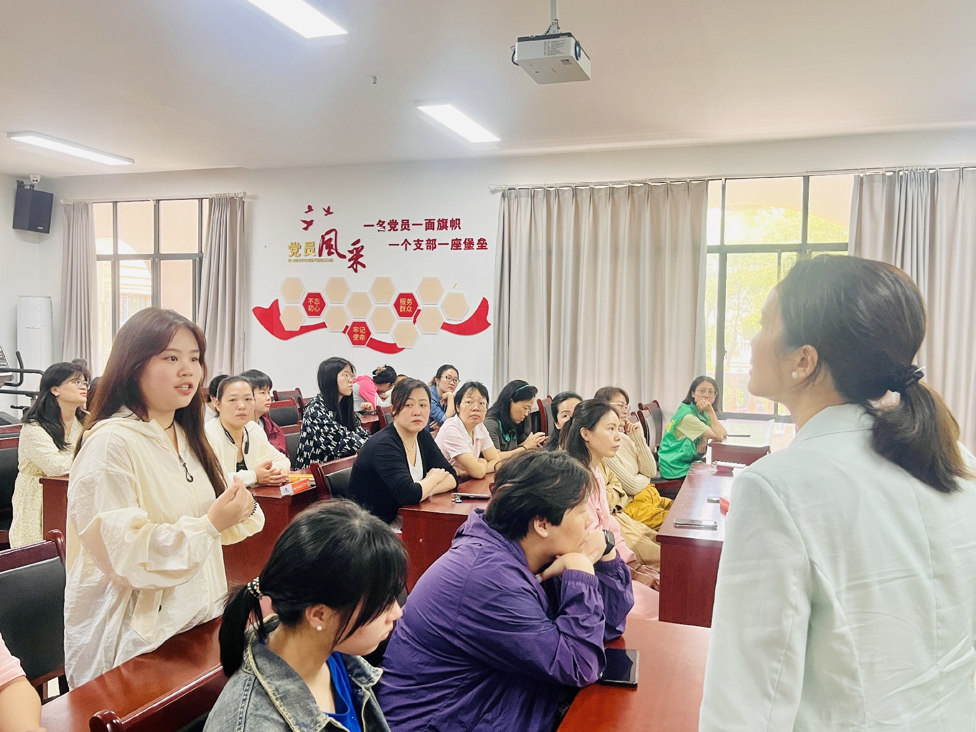 湘郡社区举办“做智慧妈妈”母亲节女性成长沙龙活动(图1)